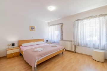 5-Bedroom Villa with Jacuzzi and Pool in Vinjani Donji