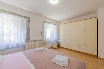 5-Bedroom Villa with Jacuzzi and Pool in Vinjani Donji