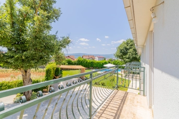 5-Bedroom Villa with Jacuzzi and Pool in Vinjani Donji