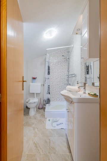 5-Bedroom Villa with Jacuzzi and Pool in Vinjani Donji