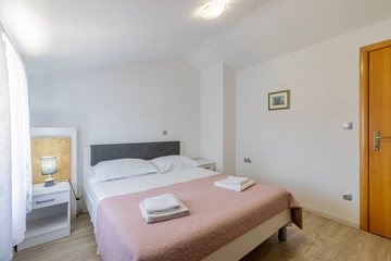 5-Bedroom Villa with Jacuzzi and Pool in Vinjani Donji