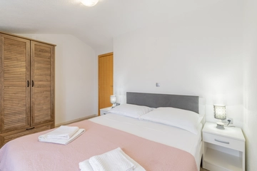 5-Bedroom Villa with Jacuzzi and Pool in Vinjani Donji