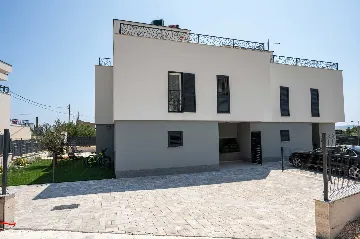 Kaštel Sućurac Villa with Hydromassage Pool for 8