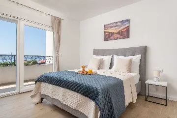 Kaštel Sućurac Villa with Hydromassage Pool for 8