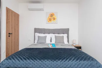 Kaštel Sućurac Villa with Hydromassage Pool for 8