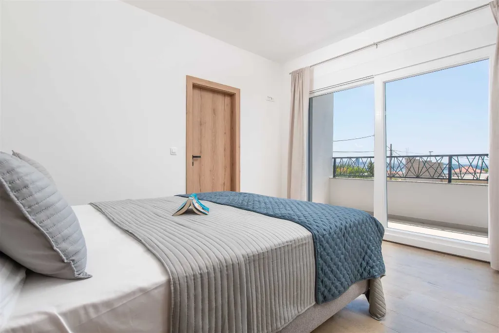 Kaštel Sućurac Villa with Hydromassage Pool for 8