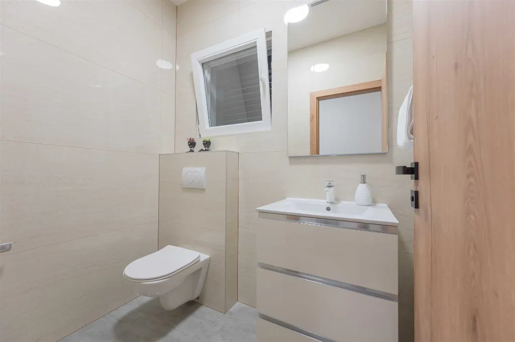 Kaštel Sućurac Villa with Hydromassage Pool for 8