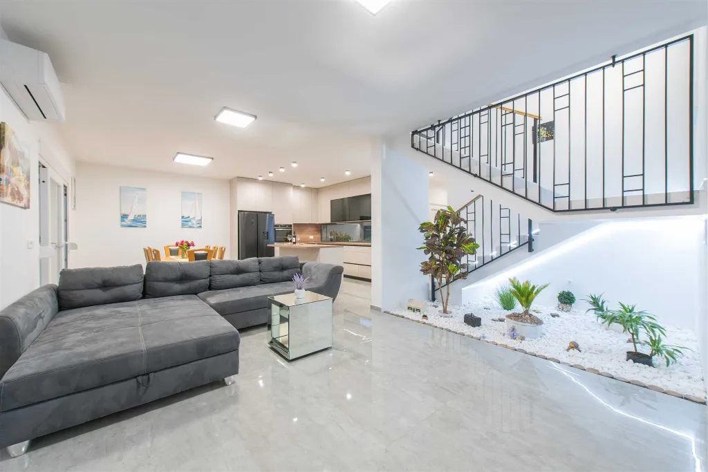 Kaštel Sućurac Villa with Hydromassage Pool for 8