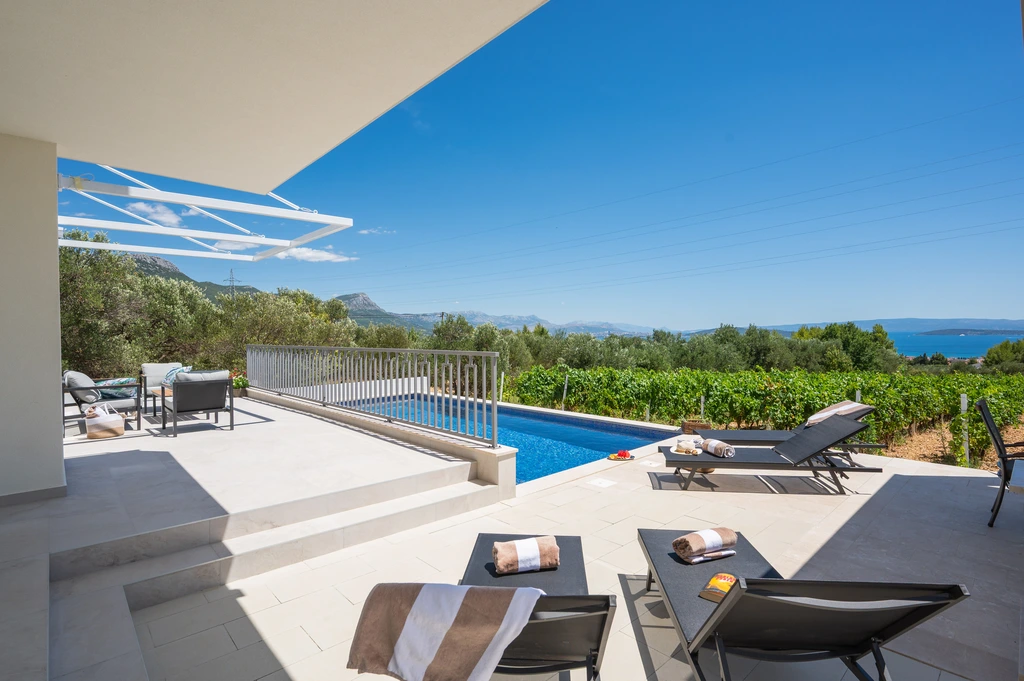 Family-Size Villa with Private Pool near Split