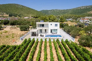 Family-Size Villa with Private Pool near Split