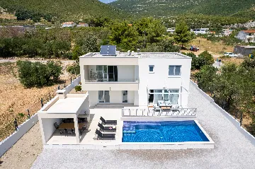 Family-Size Villa with Private Pool near Split