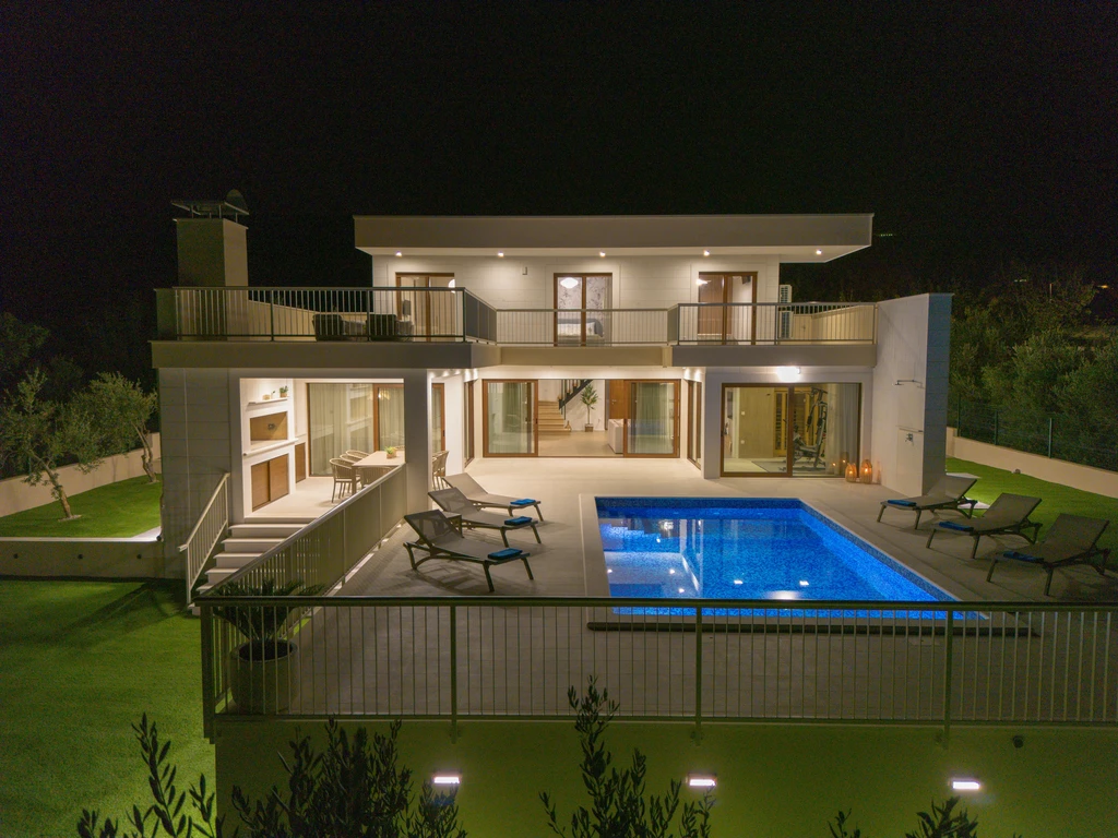 Villa with Pool and Gym in Kastel Lukšić