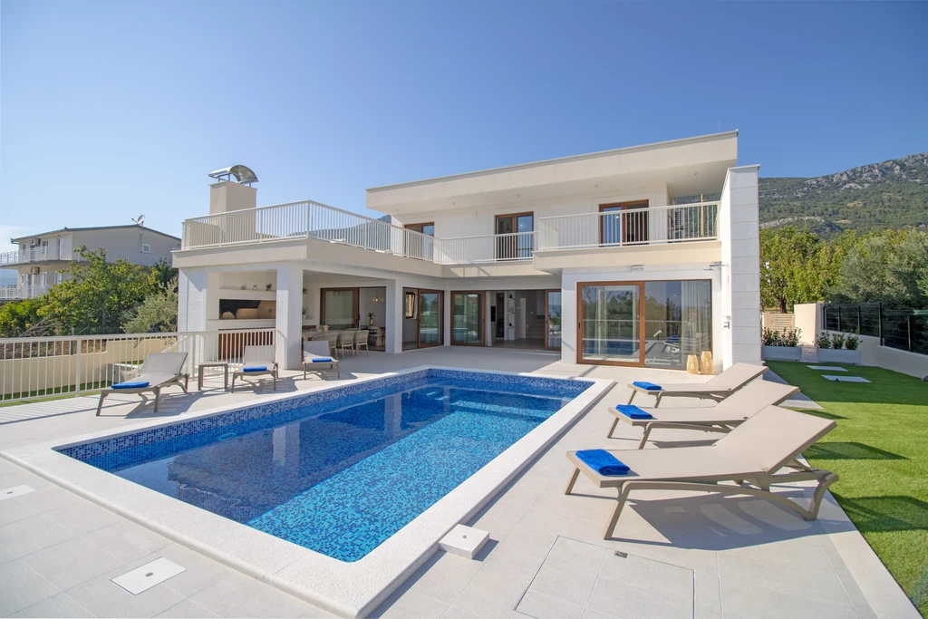 Villa with Pool and Gym in Kastel Lukšić