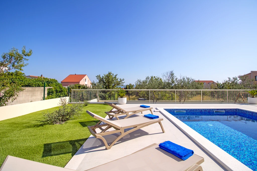Villa with Pool and Gym in Kastel Lukšić