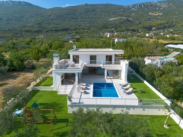 Villa with Pool and Gym in Kastel Lukšić
