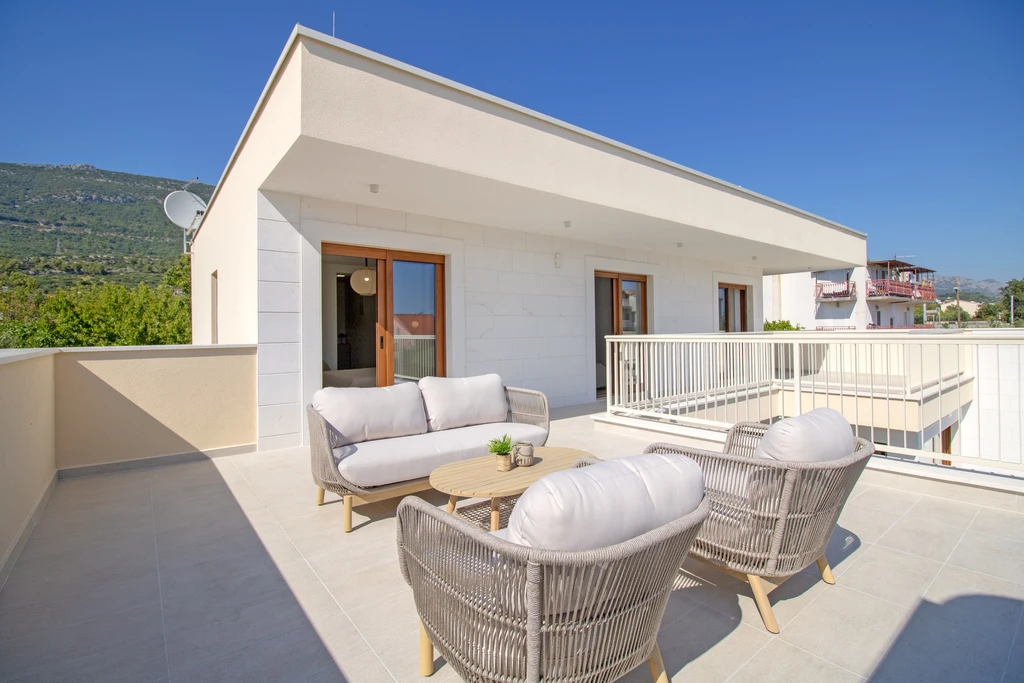 Villa with Pool and Gym in Kastel Lukšić