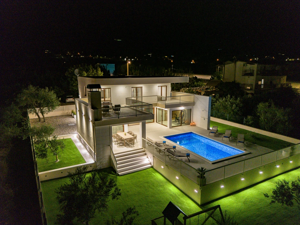 Villa with Pool and Gym in Kastel Lukšić