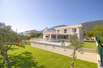 Villa with Pool and Gym in Kastel Lukšić