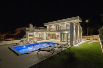 Villa with Pool and Gym in Kastel Lukšić