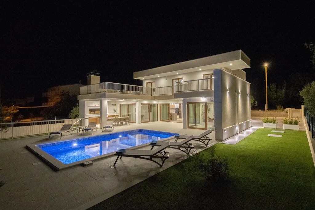Villa with Pool and Gym in Kastel Lukšić