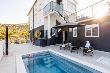 Spacious 5-Bedroom Villa in Rogoznica