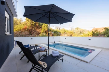 Spacious 5-Bedroom Villa in Rogoznica