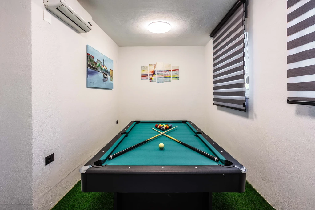 Spacious 5-Bedroom Villa in Rogoznica