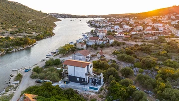 Spacious 5-Bedroom Villa in Rogoznica