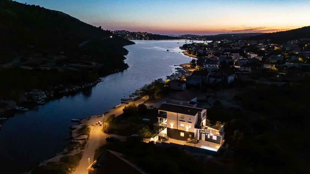Spacious 5-Bedroom Villa in Rogoznica