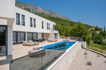 Sea-View Villa with Heated Pool for 10 in Stanići
