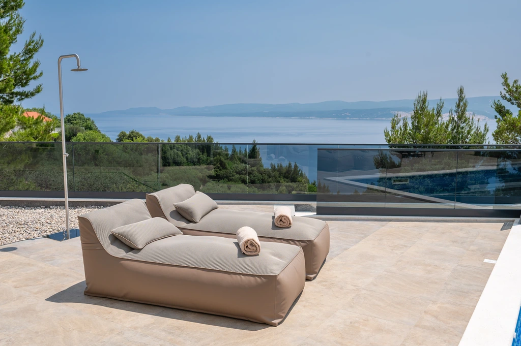 Sea-View Villa with Heated Pool for 10 in Stanići