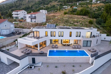 Sea-View Villa with Heated Pool for 10 in Stanići