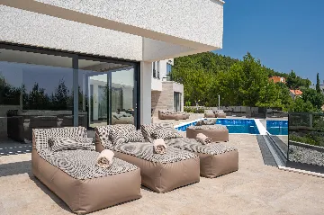 Sea-View Villa with Heated Pool for 10 in Stanići