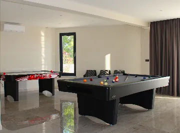 Sea-View Villa with Heated Pool for 10 in Stanići