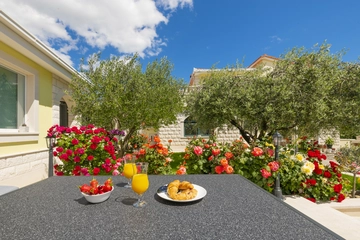 Family Holiday House with Garden & Table Tennis, Tugare
