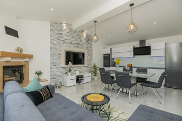 Family Holiday House with Garden & Table Tennis, Tugare