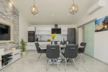 Family Holiday House with Garden & Table Tennis, Tugare