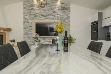 Family Holiday House with Garden & Table Tennis, Tugare