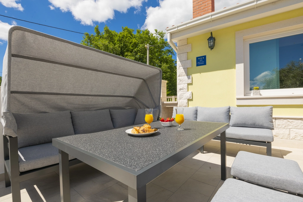 Family Holiday House with Garden & Table Tennis, Tugare