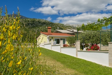 Family Holiday House with Garden & Table Tennis, Tugare