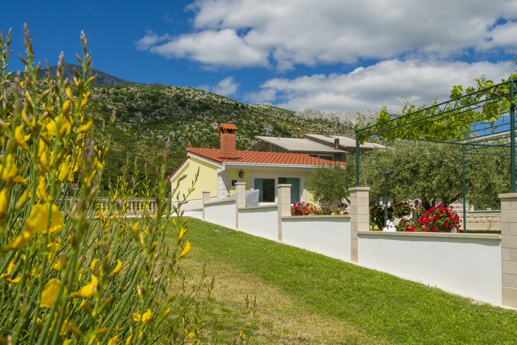 Family Holiday House with Garden & Table Tennis, Tugare