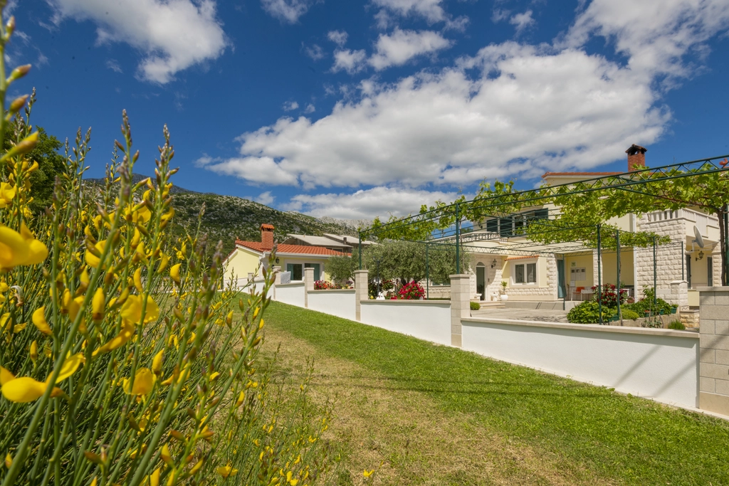 Family Holiday House with Garden & Table Tennis, Tugare