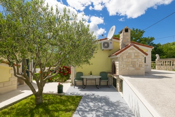 Family Holiday House with Garden & Table Tennis, Tugare