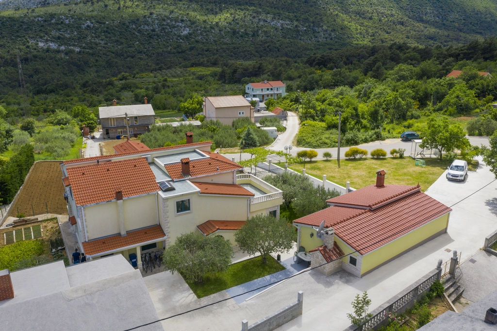 Family Holiday House with Garden & Table Tennis, Tugare