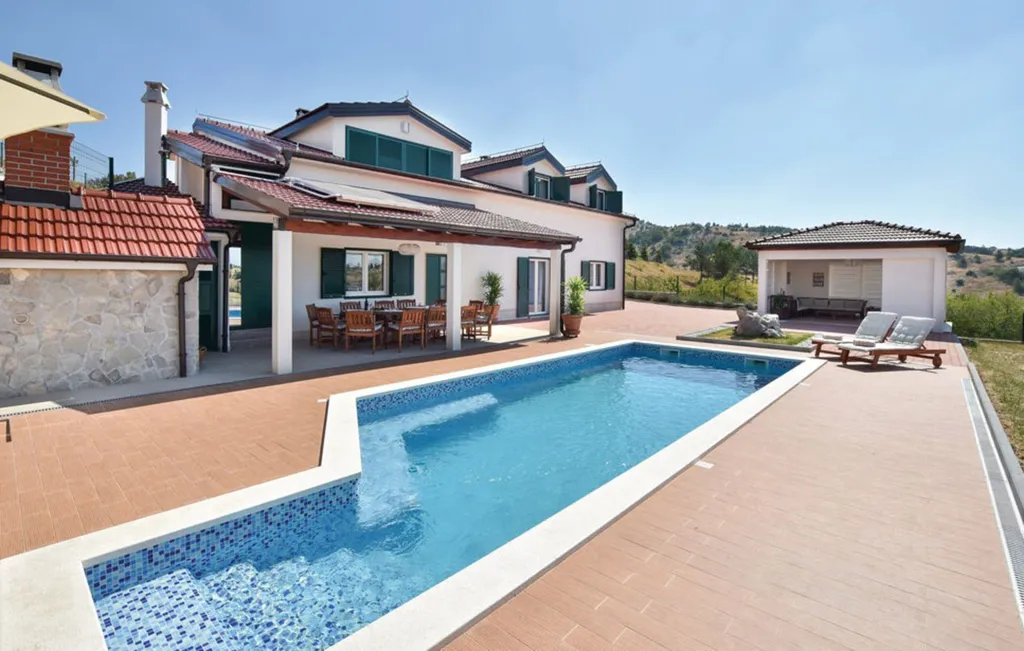 4-Bedroom Holiday House in Muć for Up to 11