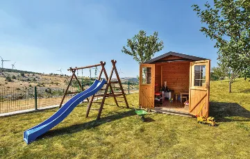 4-Bedroom Holiday House in Muć for Up to 11