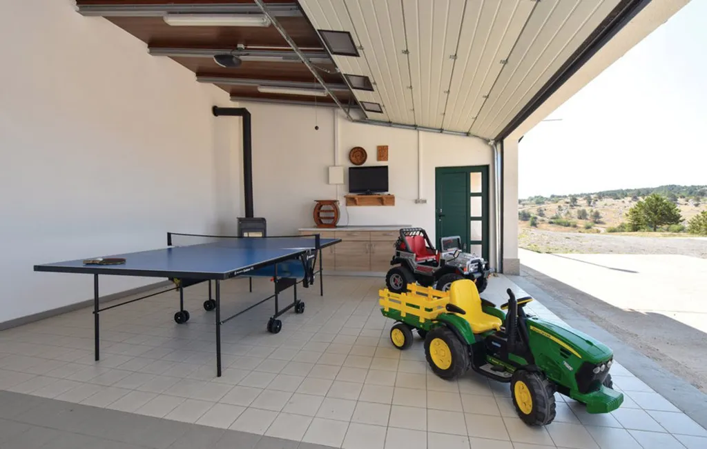 4-Bedroom Holiday House in Muć for Up to 11