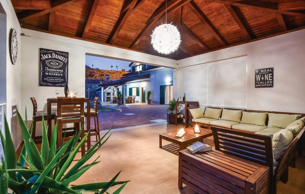 4-Bedroom Holiday House in Muć for Up to 11