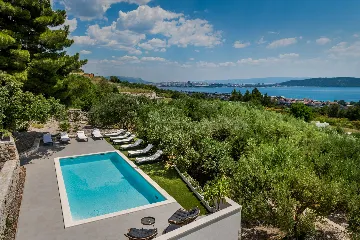 Kaštel Kambelovac Villa for Up to 12 Guests