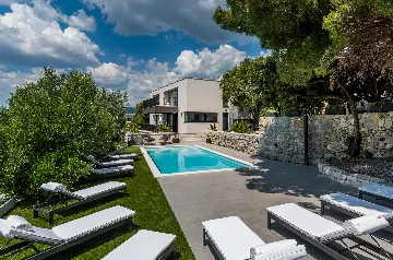 Kaštel Kambelovac Villa for Up to 12 Guests